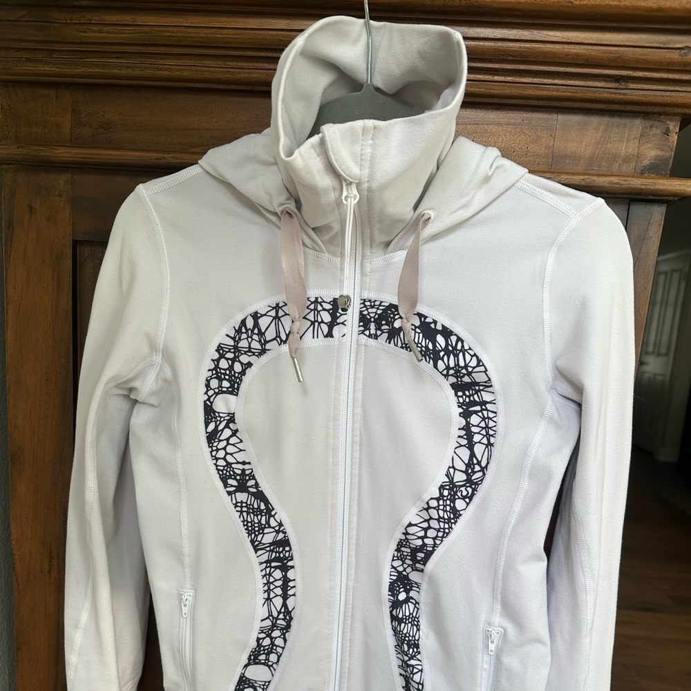 Lululemon size 4 define jacket with hood